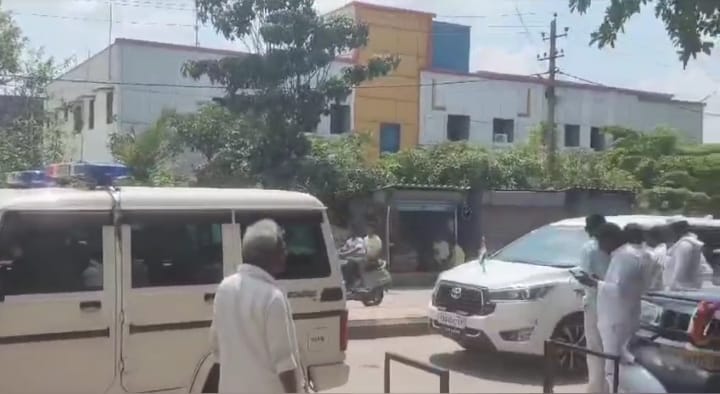  ಸಿಮೆಂಟ್ ಕಾರ್ಖಾನೆಯ ರೈಲು ಹಳಿ ತೆರವುಗೊಳಿಸುವಂತೆ ಒತ್ತಾಯಿಸಿ ವ್ಯಾಪಕ ಒತ್ತಾಯ ಇರುವ ಬೆನ್ನಲ್ಲೆ ಸಚಿವರಿಗೂ ರೈಲು ಸಂಚಾರ ಶಾಕ್