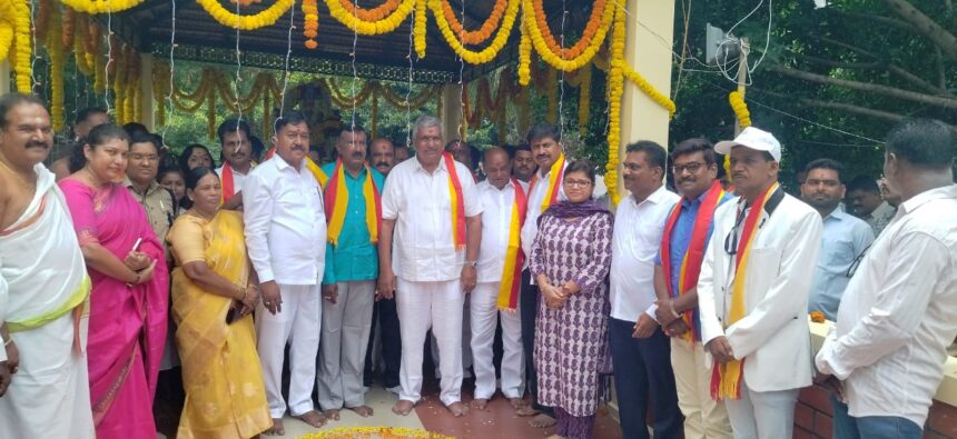ದಸರಾ ಹಿನ್ನಲೆ ಜೈ. ಭುವನೇಶ್ವರಿ ಕನ್ನಡ ಯುವ ವೇದಿಕೆ ವತಿಯಿಂದ ಭುವನೇಶ್ವರಿ ಪ್ರತಿಮೆಗೆ ಪುಷ್ಪರ್ಚನೆ..