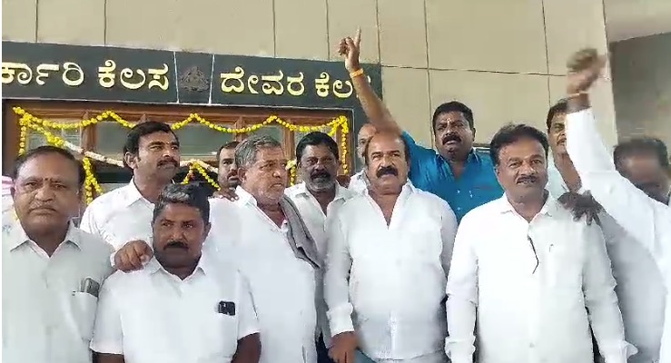 ದಸರಾ ಆಚರಣೆವೇಳೆ ಜಿಲ್ಲಾ ಉಸ್ತುವಾರಿ ಸಚಿವರು ವಿರುದ್ಧ ದಿಕ್ಕಾರ ಕೂಗಿದ ನಾಯಕ ಸಂಘಟನೆಗಳು