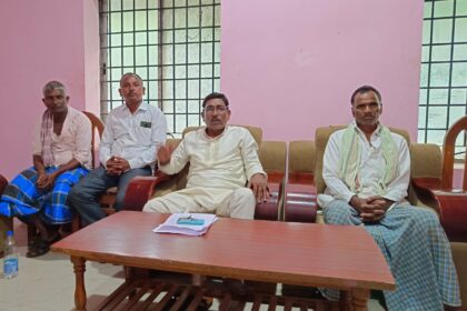 ಧರಣಿ ಸತ್ಯಾಗ್ರಹ ಸ್ಥಳಕ್ಕೆ ಮೇಲಧಿಕಾರಿಗಳು ಭೇಟಿ ನೀಡಿ ಸಮಸ್ಯೆ ಬಗೆಹರಿಸಲು ಒತ್ತಾಯ