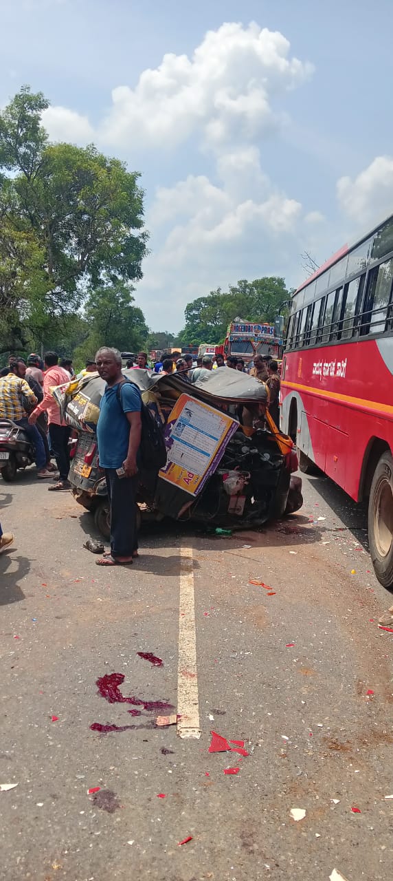 ಆಟೋ ಮತ್ತು ಕೆ.ಎಸ್.ಆರ್ ಟಿ.ಸಿ ಬಸ್ ನಡುವೆ ಅಪಘಾತ ಆಟೋ ಚಾಲಕ ಗಂಭೀರ
