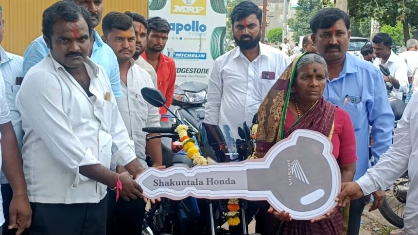 ’ಗೃಹಲಕ್ಷ್ಮೀ’ ದಸರಾ ಸಂಭ್ರಮ, ಮಗನಿಗೆ ಬೈಕ್ ಕೊಡಿಸಿದ ತಾಯಿ