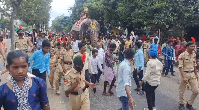 ದಸರಾ ಮಹೋತ್ಸವ ನಿಮಿತ್ತ ಅಂಬಾರಿ ಮೆರವಣಿಗೆ  ಮಕ್ಕಳು, ಮಹಿಳೆಯರಿಂದ ಕುಂಭ ಮೆರವಣಿಗೆ