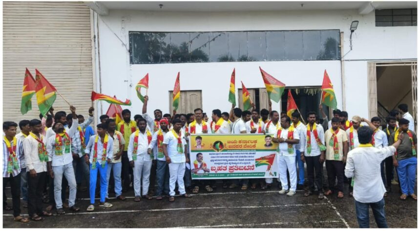 61ಕಾಮಗಾರಿಗಳು ಮಾಡದೆ,ಸರಕಾರದ ಅನುಧಾನ ದುರ್ಬಳಕೆ ಮಾಡಿರುವ ಬ್ರಷ್ಟ ಅಧಿಕಾರಿಗಳ ವಿರುದ್ಧ ಪ್ರತಿಭಟನೆ. 61ಕಾಮಗಾರಿಗಳು ಮಾಡದೆ,ಸರಕಾರದ ಅನುಧಾನ ದುರ್ಬಳಕೆ ಮಾಡಿರುವ ಬ್ರಷ್ಟ ಅಧಿಕಾರಿಗಳ ವಿರುದ್ಧ ಪ್ರತಿಭಟನೆ.