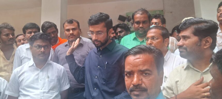 ತಾಲೂಕ ಸಾರ್ವಜನಿಕ ಆಸ್ಪತ್ರೆಗೆ ಡಿಸಿ ಬೇಟಿ ! ದಲಿತ ವಿದ್ಯಾರ್ಥಿ ಪರಿಷತ್ ಮನವಿ..! ತಾಲೂಕ ಸಾರ್ವಜನಿಕ ಆಸ್ಪತ್ರೆಗೆ ಡಿಸಿ ಬೇಟಿ ! ದಲಿತ ವಿದ್ಯಾರ್ಥಿ ಪರಿಷತ್ ಮನವಿ..!