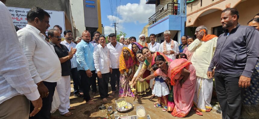 ಅಭಿವೃದ್ಧಿ ಕಾಮಗಾರಿಗಳಿಗೆ ಗ್ರಾಮಸ್ಥರಿಂದಲೇ ಭೂಮಿ ಪೂಜೆ