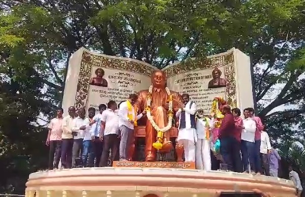 ಅಂಬೇಡ್ಕರ್ ರವರ ಸಂವಿಧಾನ ದಿಂದ ಸಿದ್ದರಾಮಯ್ಯ ಕುಗ್ಗಲೇಬೇಕು: ವಿರೋಧ ಪಕ್ಷದ ನಾಯಕ ಚಲವಾದಿ.