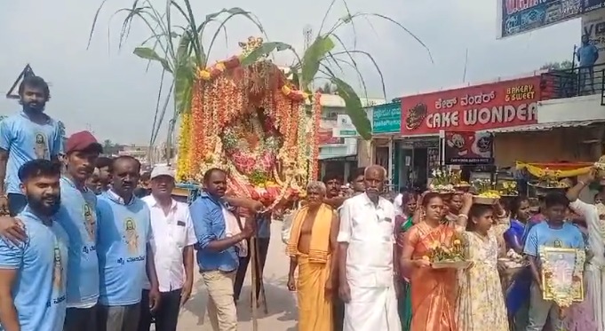 ಗಡಿ ತಾಲ್ಲೂಕಿನ ಚೇಳೂರು ಪಟ್ಟಣದಲ್ಲಿ ಮಡಿವಾಳ ಸಮುದಾಯದ ಗಂಗಮ್ಮ ಉಬ್ಬ ಜಾತ್ರೆ