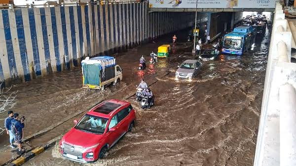 ಬೆಳ್ಳಂಬೆಳಗ್ಗೆ ಬೆಂಗಳೂರು ಸೇರಿದಂತೆ ರಾಜ್ಯದ ಹಲವು ಜಿಲ್ಲೆಗಳಲ್ಲಿ ಭಾರೀ ಮಳೆ 