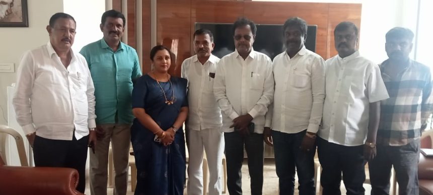 ಚನ್ನಪಟ್ಟಣದಲ್ಲಿ ಕಾಂಗ್ರೆಸ್ ತೊರೆದು ಜೆಡಿಎಸ್ ಸೇರ್ಪಡೆಯಾದ ಗೀತಾ ಶಿವರಾಮ್ ರವರಿಗೆ -ದಾಸರಹಳ್ಳಿ ಜೆಡಿಎಸ್ ಅಧ್ಯಕ್ಷ ಮುನಿಸ್ವಾಮಿ ಭೇಟಿ