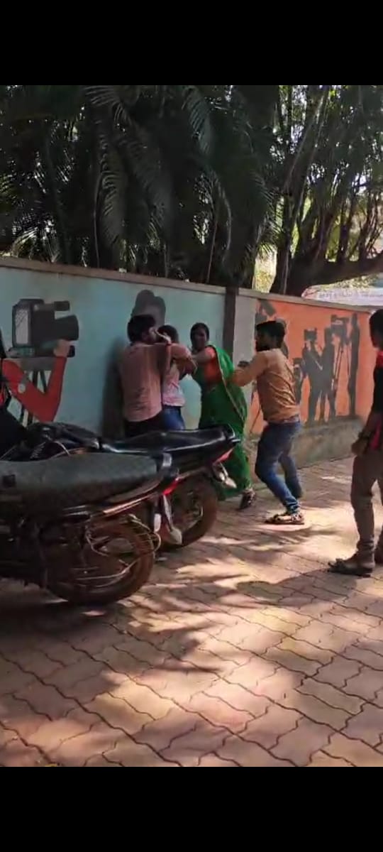 ಪ್ರೀತಿ ಮಾಡಿದ್ದಕ್ಕೆ ರೊಚ್ಚಿಗೆದ್ದು ಜೋಡಿಗೆ ಥಳಿಸಿದ ಯುವತಿ ತಾಯಿಯ ಸಹೋದರ ಪ್ರೇಮಿಗಳ ಮೇಲೆ ಹಲ್ಲೆ