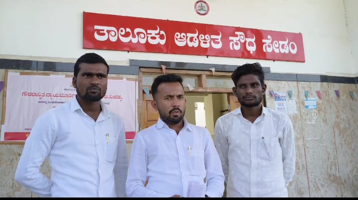 ಆಡಳಿತ ಸೌಧ ಸ್ವಚ್ಚತೆ ಕುರಿತು ಅಧಿಕಾರಿಗಳಿಗೆ ಅನೇಕ ಬಾರಿ ಮನವಿ ಮಾಡಿದರೂ ಗಮನ ಹರಿಸುತ್ತಿಲ್ಲ : ಗೋಪಾಲ್ ಆಕ್ರೋಶ.