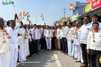 ಉಪಚುನಾವಣೆಯಲ್ಲಿ ಕಾಂಗ್ರೆಸ್ ಪಕ್ಷ ಭರ್ಜರಿ ಜಯಭೇರಿ, ಪಟ್ಟಣದಲ್ಲಿ ಪಟಾಕಿ ಸಿಡಿಸಿ ಸಿಹಿ ಹಂಚಿ ಸಂಭ್ರಮಿಸಿದರು.