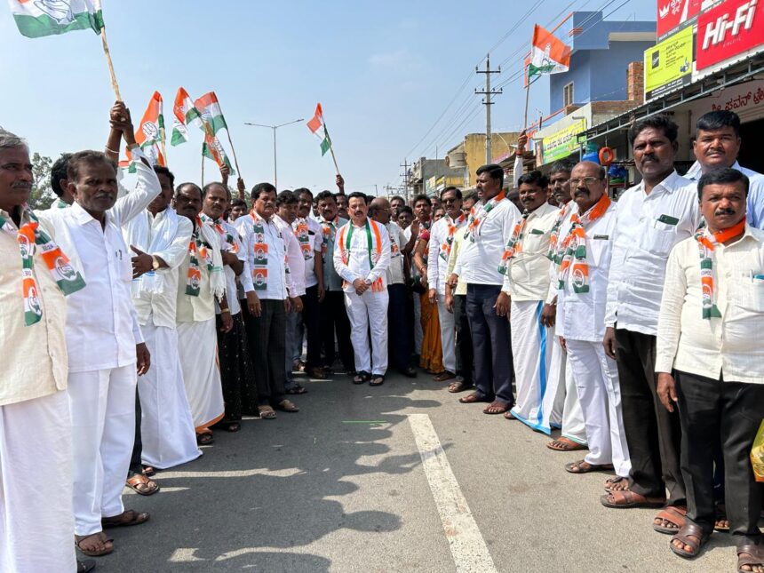 ಉಪಚುನಾವಣೆಯಲ್ಲಿ ಕಾಂಗ್ರೆಸ್ ಪಕ್ಷ ಭರ್ಜರಿ ಜಯಭೇರಿ, ಪಟ್ಟಣದಲ್ಲಿ ಪಟಾಕಿ ಸಿಡಿಸಿ ಸಿಹಿ ಹಂಚಿ ಸಂಭ್ರಮಿಸಿದರು.