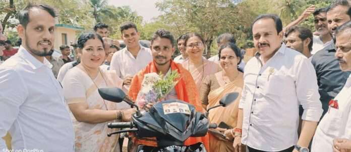 ಗೃಹಲಕ್ಷ್ಮಿ ಹಣದಿಂದ ಪತಿಗೆ ಸ್ಕೂಟರ್ ಕೊಡಿಸಿದ ಪತ್ನಿ