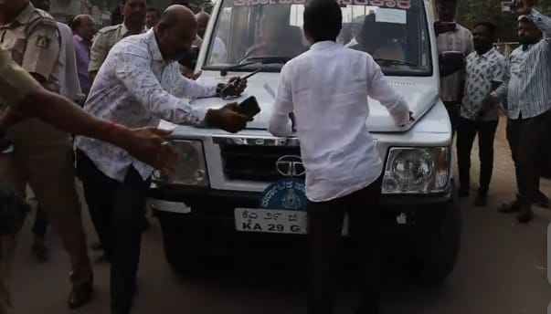 ಚುನಾವಣಾ ಕಾರು ಅಡ್ಡಗಟ್ಟಿ ಆಕ್ರೋಶ : ಬಿಜೆಪಿ ಕಾರ್ಯಕರ್ತರು ಪೊಲೀಸರ ವಶಕ್ಕೆ 