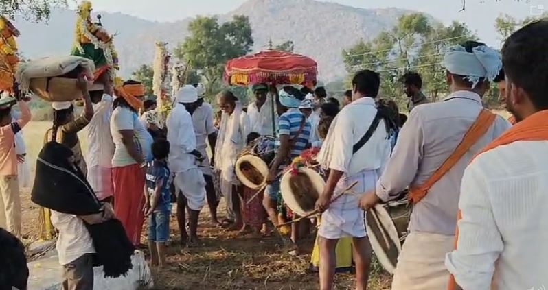  ಕನಕಯ್ಯನ ಹಟ್ಟಿಯಲ್ಲಿ ಯಾದವ ಸಮುದಾಯ ಬುಡಕಟ್ಟು ಆಚರಣೆಯನ್ನು ಅನಾವರಣ ಮಾಡುವ ಈರಣ್ಣ ದೇವರ ಕಾರ್ತಿಕೋತ್ಸವ ವಿಜೃಂಭಣೆಯಿಂದ ನಡೆಯಿತು.