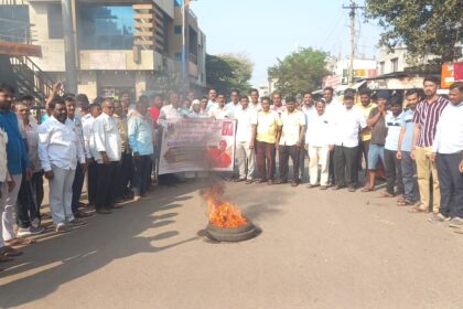 ಲಾಠಿಚಾರ್ಜ ಖಂಡಿಸಿ ಟೈರ್’ಗೆ ಬೆಂಕಿ ಹಚ್ಚಿ,ರಾಜ್ಯ ಸರ್ಕಾರದ ಆಕ್ರೋಶ ವ್ಯಕ್ತಪಡಿಸಿದ ಪಂಚಮಸಾಲಿಗರು..