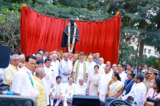 ವೀರಸೌಧ ಸಾರ್ವಜನಿಕ ಉದ್ಯಾನವನದಲ್ಲಿ ಮಹಾತ್ಮ ಗಾಂಧೀಜಿಯವರ ಪುತ್ಥಳಿ ಅನಾವರಣ