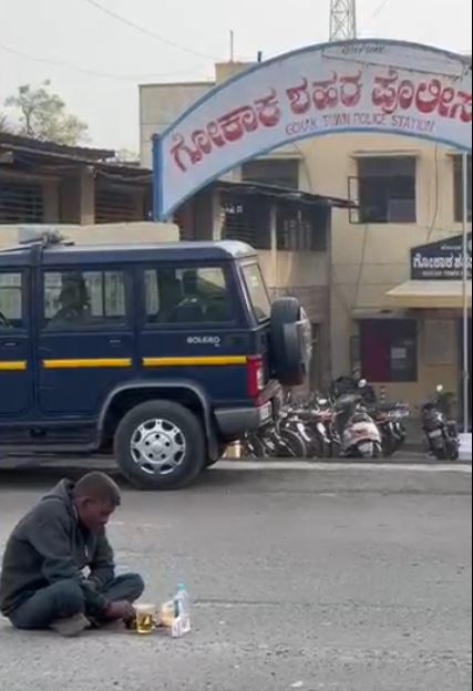 ಗೋಕಾಕ ಪೊಲೀಸ್ ಠಾಣೆ ಮುಂದೆ ರಸ್ತೆ ಮೇಲೆ ಭರ್ಜರಿ ಎಣ್ಣೆ ಪಾರ್ಟಿ