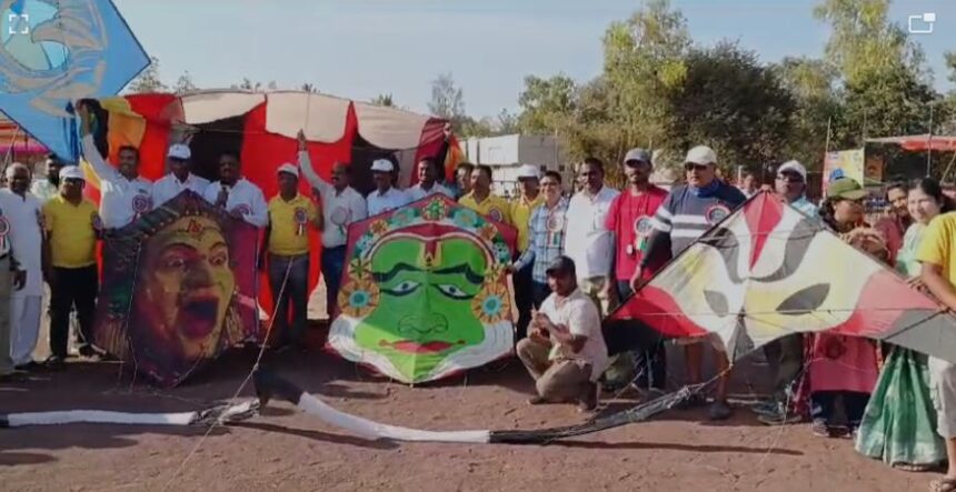 ಗಾಳಿಪಟ ಉತ್ಸವಕ್ಕೆ ಚಾಲನೆ ನೀಡಿದ ರೋಟರಿ ಸಂಸ್ಥೆಯ ಸಂಸ್ಥಾಪಕ ಅಧ್ಯಕ್ಷ ಗಜಾನನ ಮಂಗಸೂಳಿ ಗಾಳಿಪಟ ಉತ್ಸವಕ್ಕೆ ಚಾಲನೆ ನೀಡಿದ ರೋಟರಿ ಸಂಸ್ಥೆಯ ಸಂಸ್ಥಾಪಕ ಅಧ್ಯಕ್ಷ ಗಜಾನನ ಮಂಗಸೂಳಿ