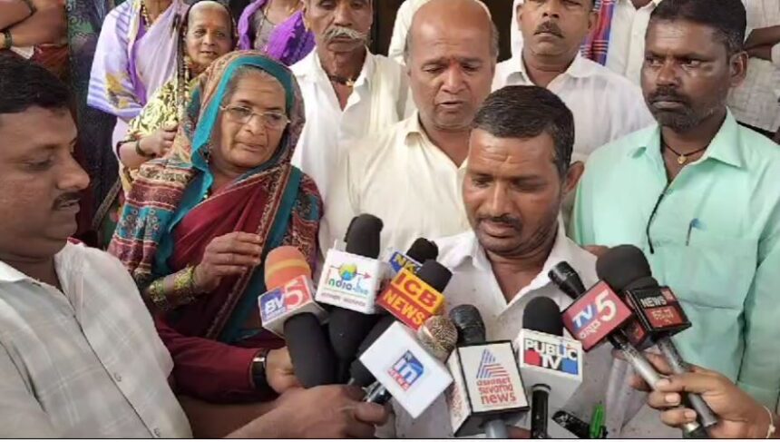 ಅನ್ಯಾಯವಾದ ರೈತರಿಗೆ ನ್ಯಾಯ ಸಿಗದೇ ಹೋದರೆ ವಿಷಸೇವಿಸಿ ಆತ್ಮಹತ್ಯೆ ಮಾಡಿಕೊಳ್ಳುವುದಾಗಿ ತಿಳಿಸಿದ ರೈತರು ಅನ್ಯಾಯವಾದ ರೈತರಿಗೆ ನ್ಯಾಯ ಸಿಗದೇ ಹೋದರೆ ವಿಷಸೇವಿಸಿ ಆತ್ಮಹತ್ಯೆ ಮಾಡಿಕೊಳ್ಳುವುದಾಗಿ ತಿಳಿಸಿದ ರೈತರು