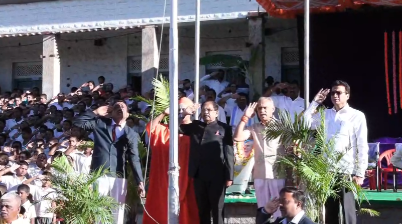 ಶ್ರೇಷ್ಟ ಸಂವಿಧಾನ ಫಲವಾಗಿ ಬಲಿಷ್ಟ ಭಾರತ ನಿರ್ಮಾಣ -ಶ್ರೀಸಿದ್ಧಗಂಗಾ ಮಠದಲ್ಲಿ ಧ್ವಜಾರೋಹಣಾ ನೆರವೇರಿಸಿದ ಸಚಿವ ಪರಮೇಶ್ವರ ಶ್ರೇಷ್ಟ ಸಂವಿಧಾನ ಫಲವಾಗಿ ಬಲಿಷ್ಟ ಭಾರತ ನಿರ್ಮಾಣ -ಶ್ರೀಸಿದ್ಧಗಂಗಾ ಮಠದಲ್ಲಿ ಧ್ವಜಾರೋಹಣಾ ನೆರವೇರಿಸಿದ ಸಚಿವ ಪರಮೇಶ್ವರ