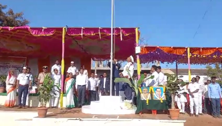 ದಂದಾಧಿಕಾರಿಗಳಿಂದ 76ನೇ ಗಣರಾಜ್ಯೋತ್ಸವ ಆಚರಣೆ ದಂದಾಧಿಕಾರಿಗಳಿಂದ 76ನೇ ಗಣರಾಜ್ಯೋತ್ಸವ ಆಚರಣೆ