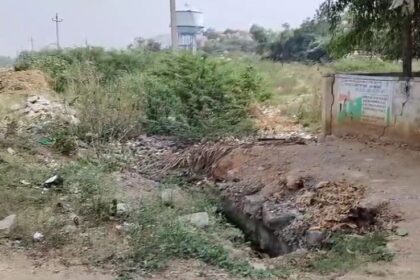 ಶಾಲೆ ಮುಂದೆಯೇ ಚರಂಡಿ ನೀರು, ರೋಗಗಳ ಭೀತಿಯಲ್ಲೇ ವಿದ್ಯಾಭ್ಯಾಸ