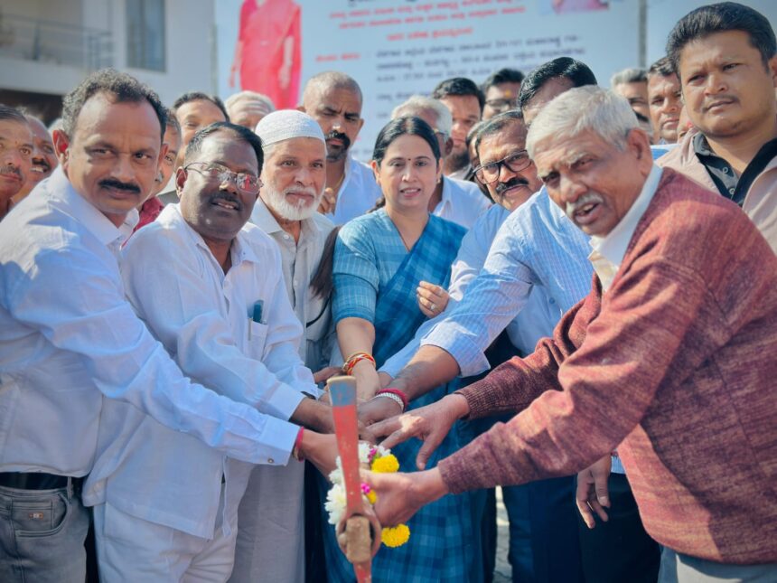 ಬಾಕ್ಸೈಟ್ ರಸ್ತೆ ಕಾಮಗಾರಿಗೆ ಸಚಿವೆ ಲಕ್ಷ್ಮೀ ಹೆಬ್ಬಾಳಕರ್ ಭೂಮಿ ಪೂಜೆ