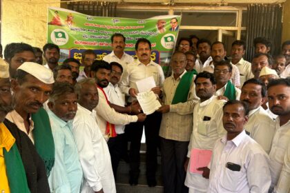 “ಲಾಲ್ ಬಹದ್ದೂರ್ ಶಾಸ್ತ್ರೀ ಜಲಾಶಯದ ವ್ಯಾಪ್ತಿಗೆ ಬರುವ ಹಿಂಗಾರು ಹಂಗಾಮಿನ ಬೆಳೆಗಳಿಗೆ ನೀರು ಬಿಡುವಂತೆ ಒತ್ತಾಯಿಸಿ ಮನವಿಯನ್ನು ಸಲ್ಲಿಸಿದ ರೈತ ಸಂಘ “