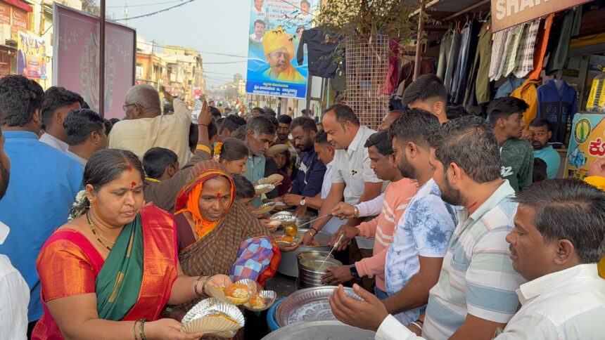 ಬಾದಾಮಿ ಬನಶಂಕರಿ ದೇವಿ ಜಾತ್ರೆಗೆ ಬರುವ ಪಾದಯಾತ್ರಿಗಳಿಗೆ ಪ್ರಸಾದ ಸೇವೆ ಕೈಗೊಂಡ ಮಹೇಶ್. ಎಸ್. ಹೊಸಗೌಡ್ರ ಅಭಿಮಾನಿ ಬಳಗ 