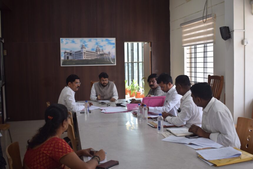 ಸರಕಾರಿ ವಿದ್ಯಾರ್ಥಿ ವಸತಿ ನಿಲಯಗಳಲ್ಲಿನ ಕುಂದುಕೊರತೆಗಳ ಬಗ್ಗೆ ನಿಯಮಿತವಾಗಿ ಮೇಲ್ವಿಚಾರಣೆ ಮಾಡಿ ಅಧಿಕಾರಿಗಳಿಗೆ ಜಿಪಂ ಸಿಇಒ ರಾಹುಲ್ ಶಿಂಧೆ ಸೂಚನೆ. ಸರಕಾರಿ ವಿದ್ಯಾರ್ಥಿ ವಸತಿ ನಿಲಯಗಳಲ್ಲಿನ ಕುಂದುಕೊರತೆಗಳ ಬಗ್ಗೆ ನಿಯಮಿತವಾಗಿ ಮೇಲ್ವಿಚಾರಣೆ ಮಾಡಿ ಅಧಿಕಾರಿಗಳಿಗೆ ಜಿಪಂ ಸಿಇಒ ರಾಹುಲ್ ಶಿಂಧೆ ಸೂಚನೆ.