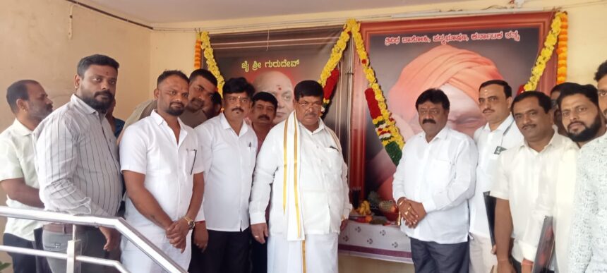 ” ಕಾಯಕ ಯೋಗಿ, ತ್ರಿವಿಧ ದಾಸೋಹಿ ಡಾ. ಶಿವಕುಮಾರ ಸ್ವಾಮೀಜಿ ಪುಣ್ಯಸ್ಮರಣೆ ದಾಸೋಹ ದಿನ ಆಚರಣೆ” ” ಕಾಯಕ ಯೋಗಿ, ತ್ರಿವಿಧ ದಾಸೋಹಿ ಡಾ. ಶಿವಕುಮಾರ ಸ್ವಾಮೀಜಿ ಪುಣ್ಯಸ್ಮರಣೆ ದಾಸೋಹ ದಿನ ಆಚರಣೆ”