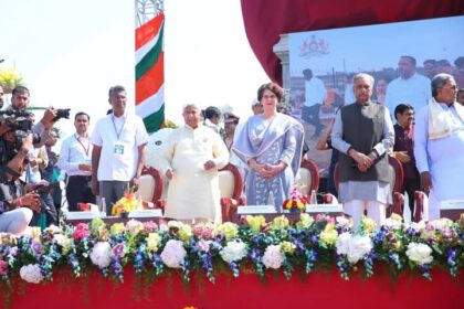 ಗಾಂಧಿ ಪ್ರತಿಮೆಯನ್ನು ಅನಾವರಣಗೊಳಿಸುವ ಸಂದರ್ಭದಲ್ಲಿ ಜಾರಕಿಹೊಳಿ ಕುಟುಂಬಸ್ಥರ ಉಪಸ್ಥಿತಿ.