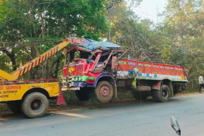 ಚಾಲಕನ ನಿಯಂತ್ರಣ ತಪ್ಪಿ ತರಕಾರಿ ತುಂಬಿದ  ಲಾರಿ ಪಲ್ಟಿ. ಹತ್ತು ಜನರು ಸ್ಥಳದಲ್ಲಿಯೇ ಸಾವು