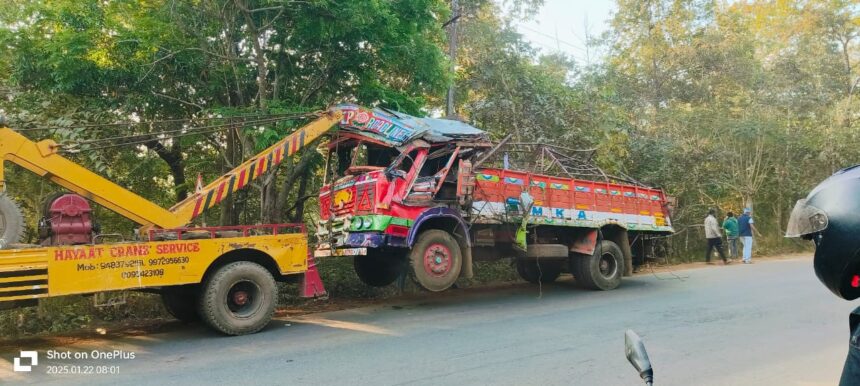 ಚಾಲಕನ ನಿಯಂತ್ರಣ ತಪ್ಪಿ ತರಕಾರಿ ತುಂಬಿದ ಲಾರಿ ಪಲ್ಟಿ. ಹತ್ತು ಜನರು ಸ್ಥಳದಲ್ಲಿಯೇ ಸಾವು ಚಾಲಕನ ನಿಯಂತ್ರಣ ತಪ್ಪಿ ತರಕಾರಿ ತುಂಬಿದ ಲಾರಿ ಪಲ್ಟಿ. ಹತ್ತು ಜನರು ಸ್ಥಳದಲ್ಲಿಯೇ ಸಾವು