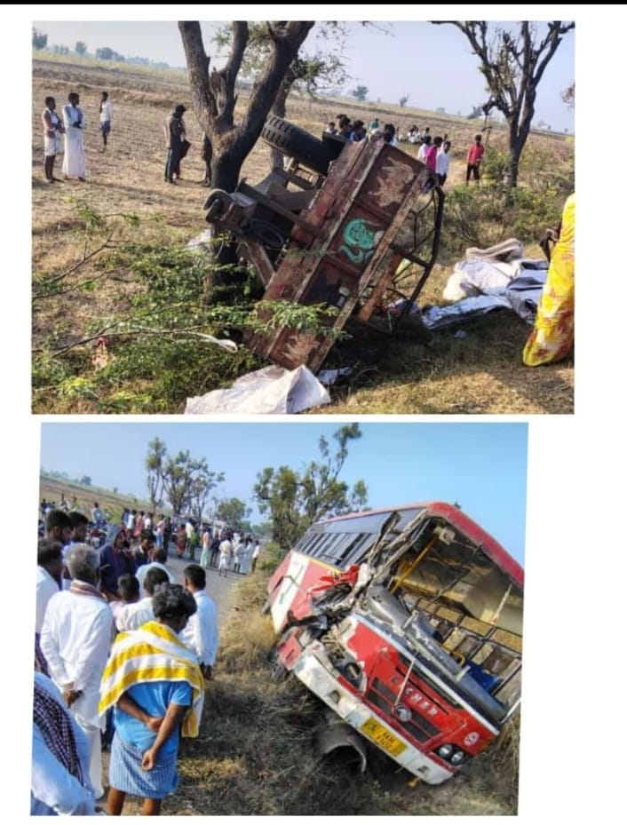 ಬಸ್ ಮತ್ತು ಟ್ರ್ಯಾಕ್ಟರ್ ಡಿಕ್ಕಿ: ಮಹಿಳೆ ಸಾವು .. ಬಸ್ ಮತ್ತು ಟ್ರ್ಯಾಕ್ಟರ್ ಡಿಕ್ಕಿ: ಮಹಿಳೆ ಸಾವು ..