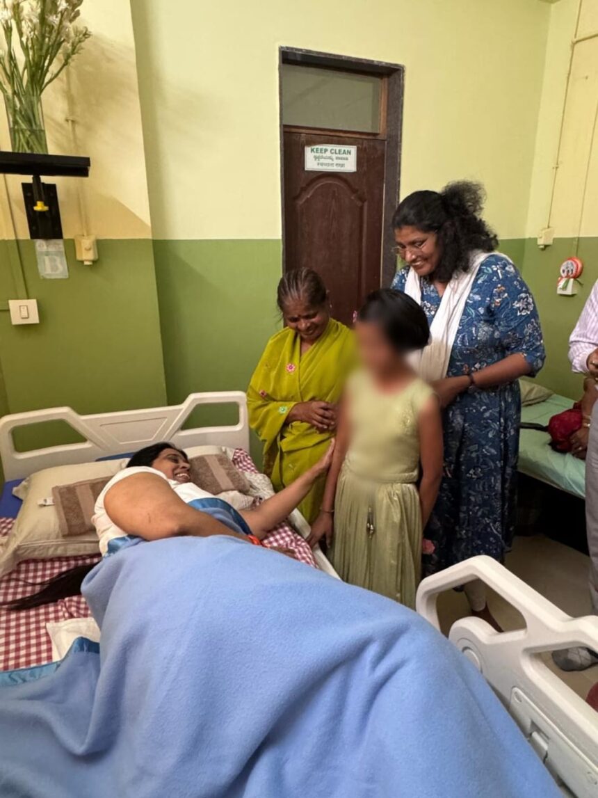 ಸಚಿವೆ ಲಕ್ಷ್ಮೀ ಹೆಬ್ಬಾಳಕರ್ ನೋಡಲು ಓಡೋಡಿ ಬಂದ ಬಾಲಕಿ ಸಚಿವೆ ಲಕ್ಷ್ಮೀ ಹೆಬ್ಬಾಳಕರ್ ನೋಡಲು ಓಡೋಡಿ ಬಂದ ಬಾಲಕಿ