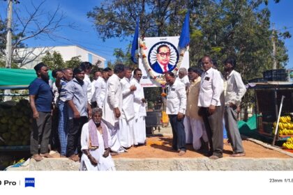 76ನೇ ಗಣರಾಜ್ಯೋತ್ಸವ ಪ್ರಯುಕ್ತ ದಲಿತ ಮುಖಂಡರಿಂದ ಡಾ. ಬಿ.ಆರ್ ಅಂಬೇಡ್ಕರ್ ನಾಮ ಫಲಕಕ್ಕೆ ಗೌರವ ನಮನ