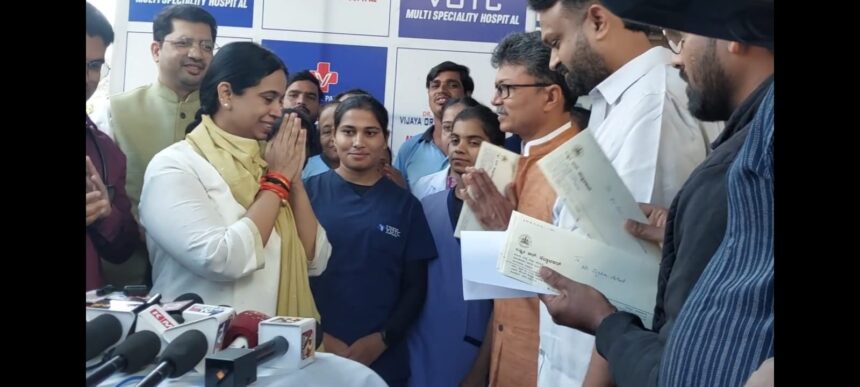 ಗುಣಮುಖರಾಗಿ ಆಸ್ಪತ್ರೆಯಿಂದ ಸಚಿವೆ ಲಕ್ಷ್ಮೀ ಹೆಬ್ಬಾಳಕರ್ ಡಿಸ್ಚಾರ್ಜ್ ಗುಣಮುಖರಾಗಿ ಆಸ್ಪತ್ರೆಯಿಂದ ಸಚಿವೆ ಲಕ್ಷ್ಮೀ ಹೆಬ್ಬಾಳಕರ್ ಡಿಸ್ಚಾರ್ಜ್