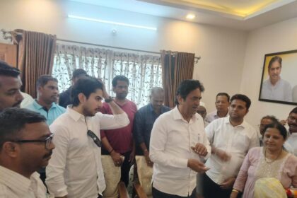 ಶಾಸಕ ಆಸಿಫ್ ಸೇಠ್, ಅಮಾನ್ ಸೇಠ್ ಹಾಗೂ ಕಾರ್ಪೊರೇಟರ್‌ಗಳೊಂದಿಗೆ ಸ್ಥಳೀಯರ ಸಮಸ್ಯೆಗಳನ್ನು ಸಾವಧಾನದಿಂದ ಆಲಿಸಿದರು