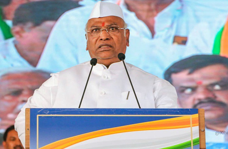 ಅಭಿವೃದ್ಧಿ ಮಾಡೋಕ್ಕಾಗದ ಗಾಂಧಿ ಕುಟುಂಬಕ್ಕೆ ಮೋದಿ, ಶಾ, ಚಮಚಾಗಳು ಬೈಯ್ತಾರೆ : ಮಲ್ಲಿಕಾರ್ಜುನ ಖರ್ಗೆ ಅಭಿವೃದ್ಧಿ ಮಾಡೋಕ್ಕಾಗದ ಗಾಂಧಿ ಕುಟುಂಬಕ್ಕೆ ಮೋದಿ, ಶಾ, ಚಮಚಾಗಳು ಬೈಯ್ತಾರೆ : ಮಲ್ಲಿಕಾರ್ಜುನ ಖರ್ಗೆ