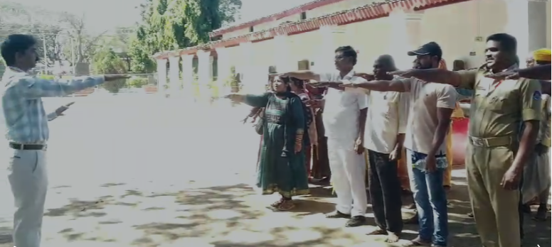 ಕಿತ್ತೂರಿನ ಪ್ರಾಚ್ಯ ವಸ್ತು ಸಂಗ್ರಹಾಲಯದ ಆವರಣದಲ್ಲಿ ಮತದಾರರ ದಿನಾಚರಣೆ ಆಚರಣೆ. ಕಿತ್ತೂರಿನ ಪ್ರಾಚ್ಯ ವಸ್ತು ಸಂಗ್ರಹಾಲಯದ ಆವರಣದಲ್ಲಿ ಮತದಾರರ ದಿನಾಚರಣೆ ಆಚರಣೆ.