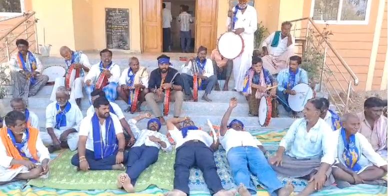 ಮಾನ್ವಿ ತಾಲೂಕ ಪಂಚಾಯತಿ ಕಚೇರಿಗೆ ಮುತ್ತಿಗೆ ಹಾಕಿದ ಹೋರಾಟಗಾರರು