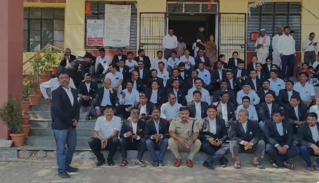 ನ್ಯಾಯವಾದಿ ಮೇಲೆ ಮಾರಣಾಂತಿಕ ಹಲ್ಲೆ, ಘಟನೆ ಖಂಡಿಸಿ ನ್ಯಾಯವಾದಿಗಳ ಸಂಘದಿಂದ ಪ್ರತಿಭಟನೆ ನ್ಯಾಯವಾದಿ ಮೇಲೆ ಮಾರಣಾಂತಿಕ ಹಲ್ಲೆ, ಘಟನೆ ಖಂಡಿಸಿ ನ್ಯಾಯವಾದಿಗಳ ಸಂಘದಿಂದ ಪ್ರತಿಭಟನೆ