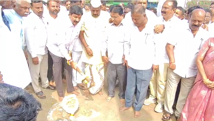 ಗೋಕಾಕ : ಶಾಸಕರಿಂದ ಭೂ ದಾಖಲೆಗಳ ಗಣಕಿಕರಣ ಮತ್ತು ರಸ್ತೆ ಅಗಲಿಕರಣಕ್ಕೆ ಭೂಮಿ ಪೂಜೆ. ಗೋಕಾಕ : ಶಾಸಕರಿಂದ ಭೂ ದಾಖಲೆಗಳ ಗಣಕಿಕರಣ ಮತ್ತು ರಸ್ತೆ ಅಗಲಿಕರಣಕ್ಕೆ ಭೂಮಿ ಪೂಜೆ.