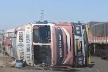 ಕೆಮಿಕಲ್ ತುಂಬಿದ ಲಾರಿ ಪಲ್ಟಿ : ರಾಯಚೂರಿನಲ್ಲಿ ಹೈ ಅಲರ್ಟ್