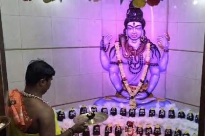 ಮಹಾದೇವ ದೇವಾಲಯದಲ್ಲಿ  ಭಕ್ತಾದಿಗಳ ಸರತಿ ಸಾಲು