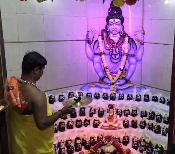 ಮಹಾದೇವ ದೇವಾಲಯದಲ್ಲಿ ಭಕ್ತಾದಿಗಳ ಸರತಿ ಸಾಲು ಮಹಾದೇವ ದೇವಾಲಯದಲ್ಲಿ ಭಕ್ತಾದಿಗಳ ಸರತಿ ಸಾಲು